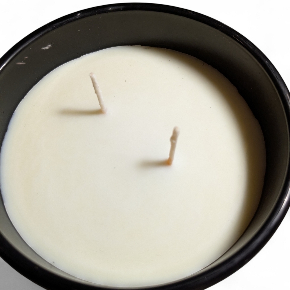 amari Black Amber & Ginger Lily Scented Candle - Picture 4 of 6